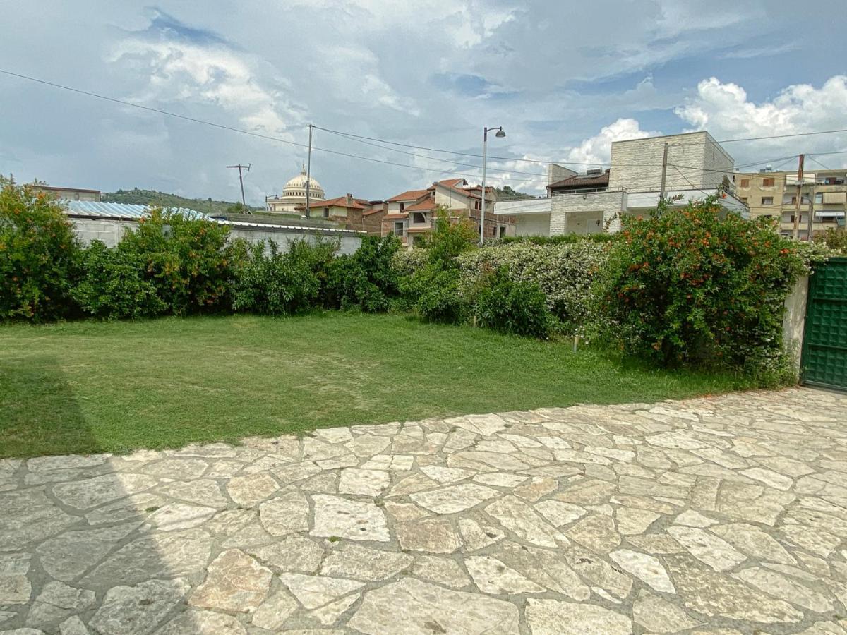Guesthouse Niko Berat Exterior photo